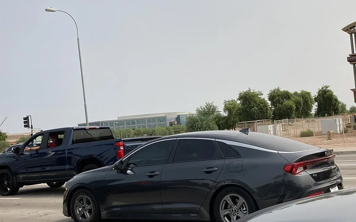 كيا K5 2023 — من الجانب